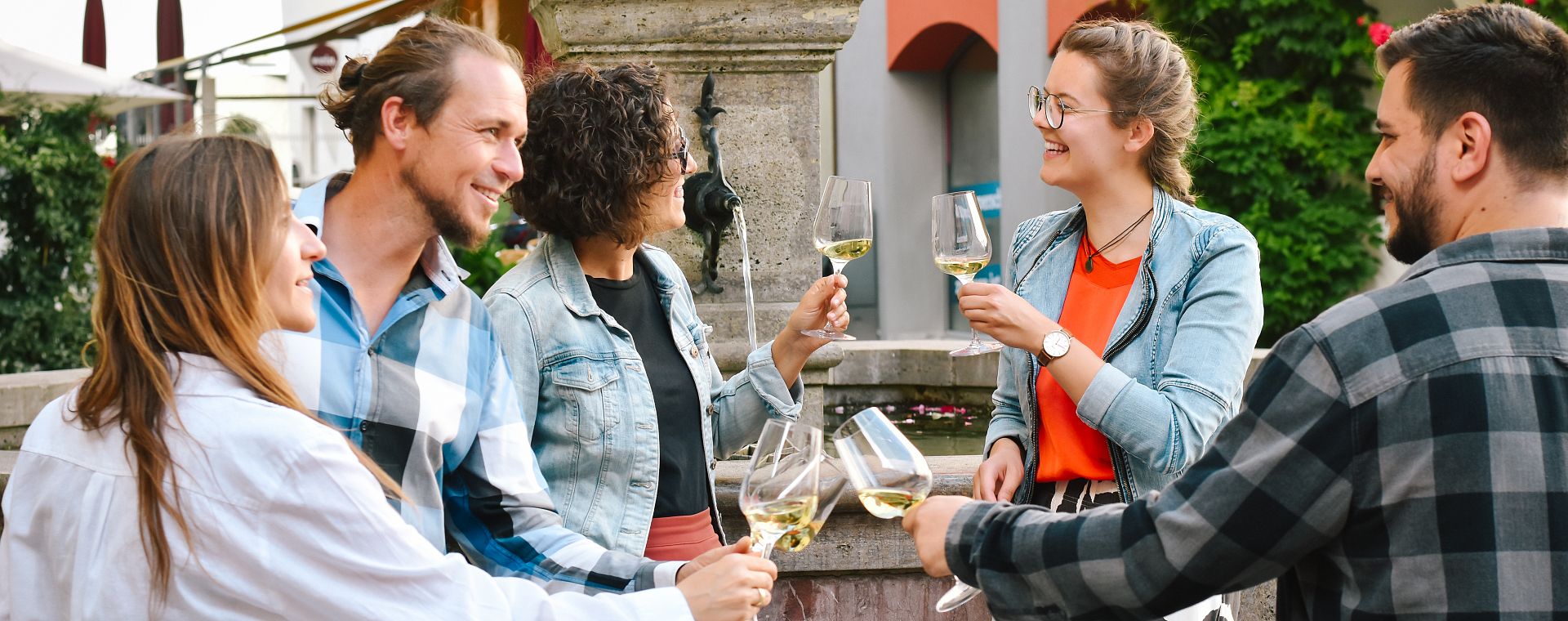 bz_weinplauderei_nepomukbrunnen_weintrinken